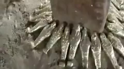 A huge pharaonic treasure and a gold statue were found in Egypt Do Rumble