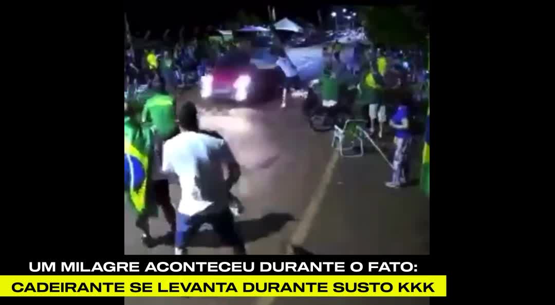 Mulher é presa após furar bloqueio e atropelar manifestantes em Cascavel (cenas Fortes)