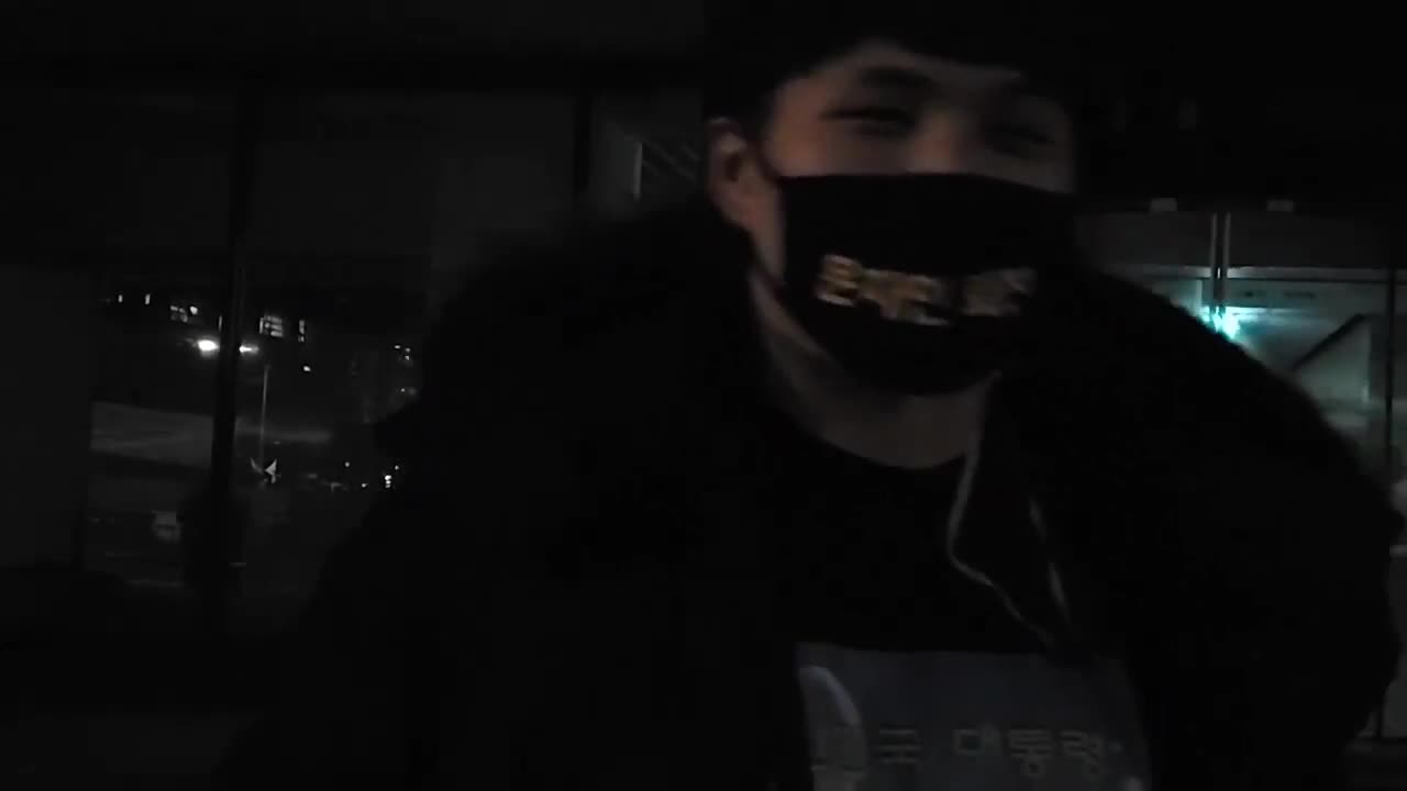 20210308_V3_S02(KiLdC2FnJd8)8.15가 아쉽다던 청년, 나이보다도 대한민국 국민으로서, 3.1절 전날 밤 세종문화회관 앞