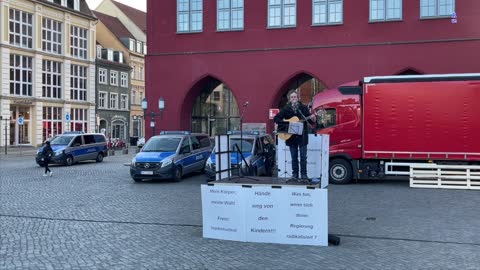 Greifswald: Dieter spielt ein Lied von Holger Biege 25-04-2022