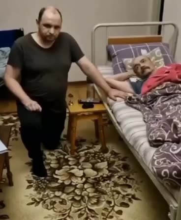 Ukrainian on his knees asks Zelensky for peace