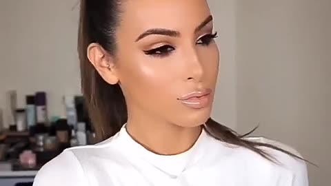 Girls' makeup is very important. Follow me