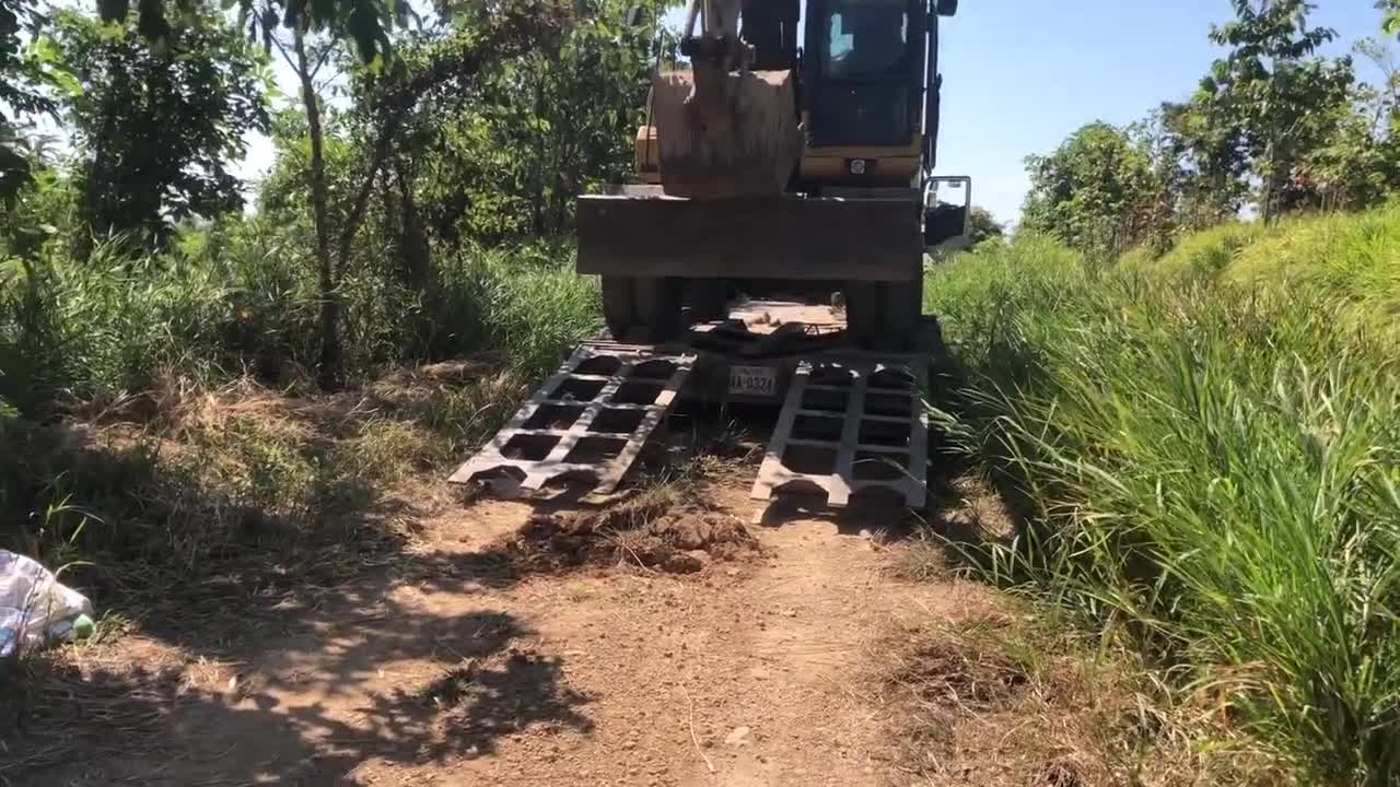 Incredible Skill Trailer Operator Bring Wheeled Excavator Clump To Mountain