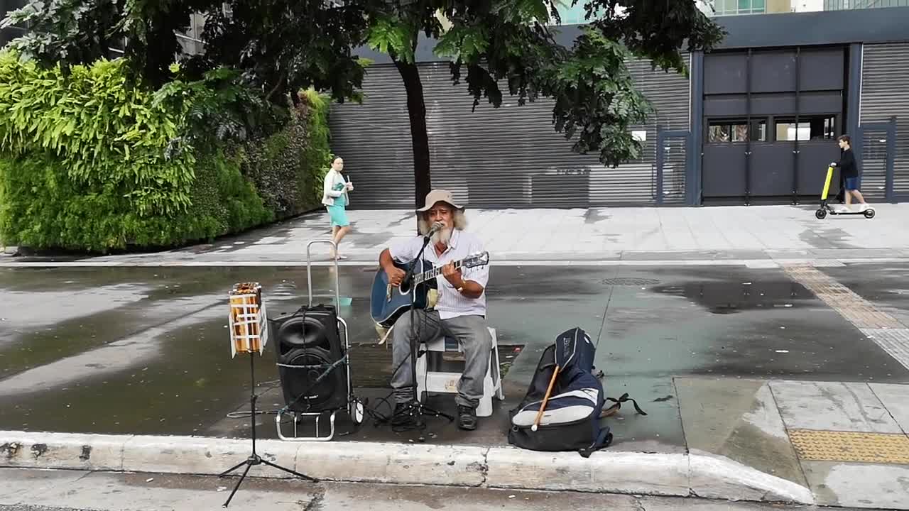 How the most crowded road of São Paulo transforms into a city park for all Paulistas.