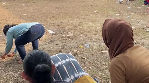 Lomba Menangkap Belut dan Memasukkan ke dalam Botolo