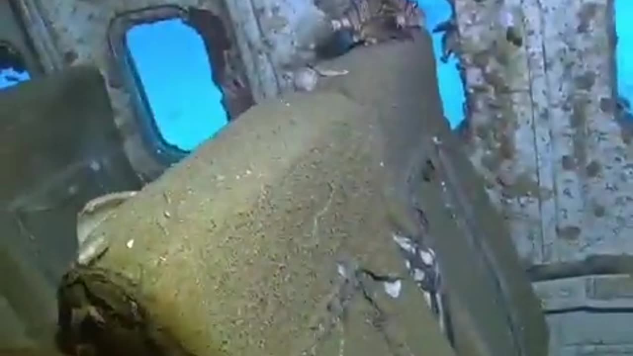 what happens if a plane crashes in the ocean