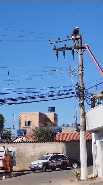 Homem fica em cima de poste por quase 24 horas em MG após fugir da polícia