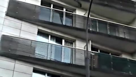 Brave man risks his life to save child 👏