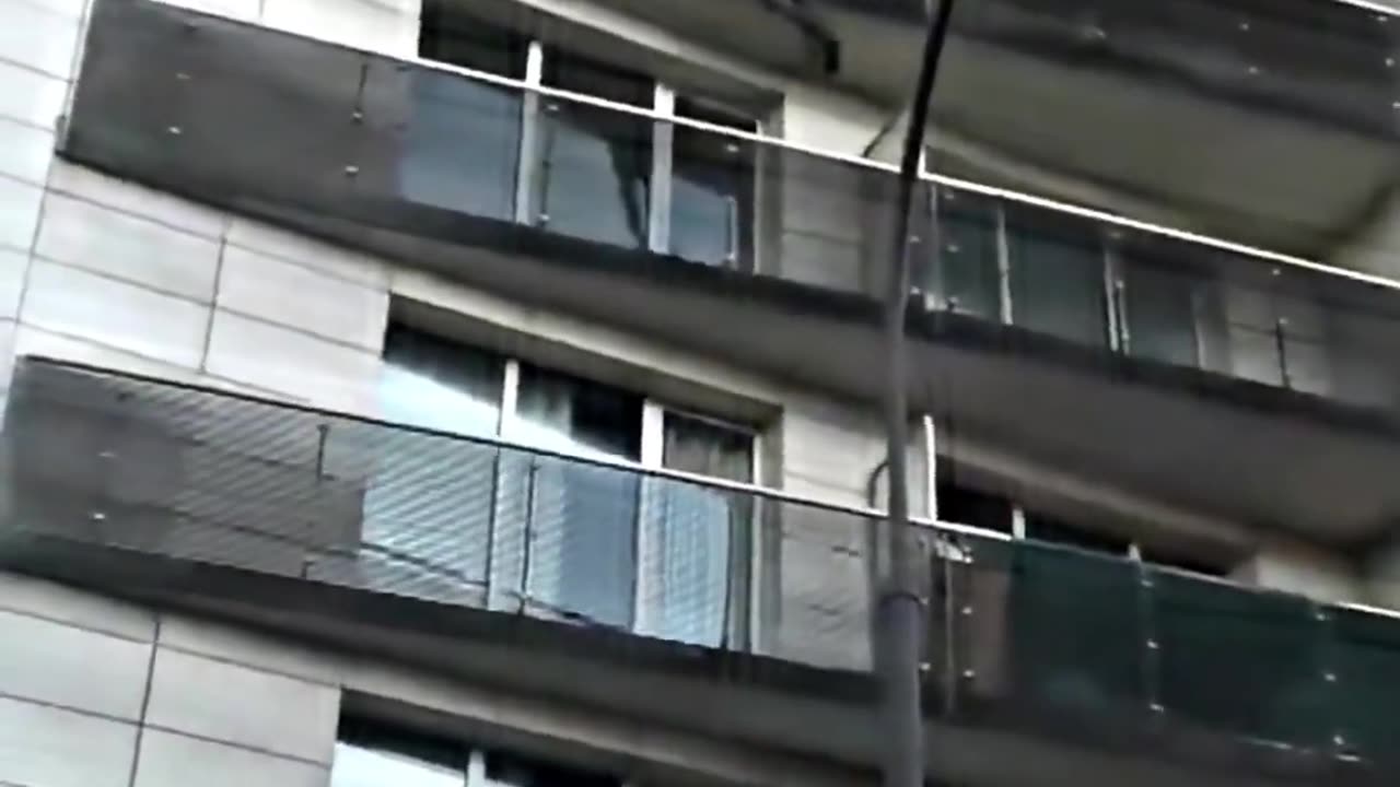 Brave man risks his life to save child 👏