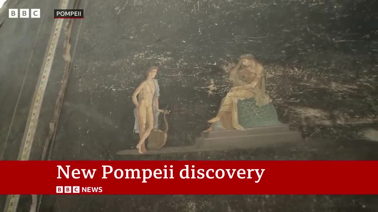 Newly discovered 2000 year old paintings in Pompeii excavation | BBC News