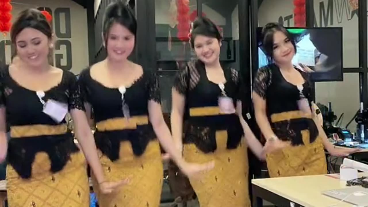 Kalau cola sama mentos dicampur bakal meledak. Kalo gunung sama gunung bakalan apa ya?