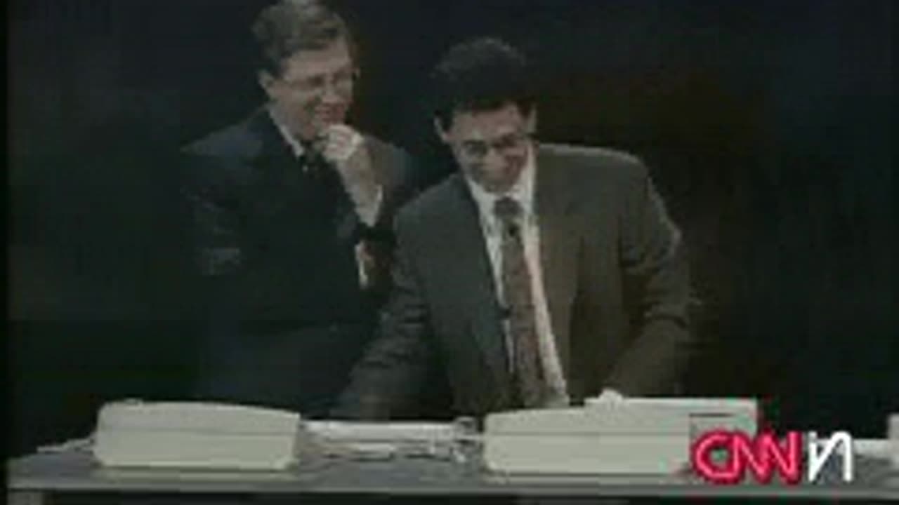 Bill gates embraces - Windows 98 Crashed on LIVE TV - extremely funny