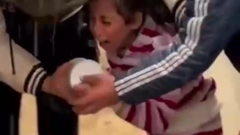 هلع طفلة بعد أن ظنّت صوت الرعد هو قصفٌ من الاحتلال في قطاع غزة.