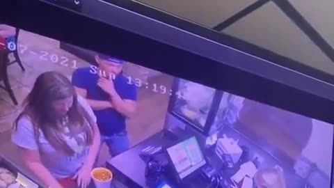 Woman throws hot soup on restaurant worker's face😲