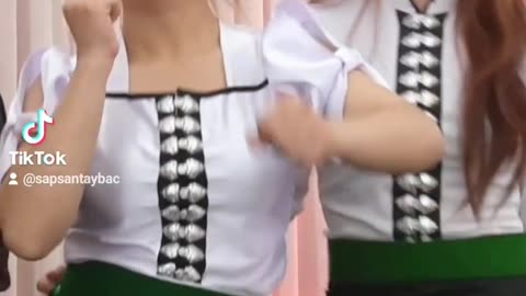 The trend of pretty girls dancing at weddings today