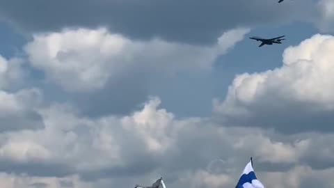 Americké strategické bombardéry létají nad centrálním náměstím Rigy v Lotyšsku