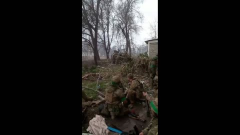Bakhmut, Ukrainians🐷🇺🇦 evacuate 300x
