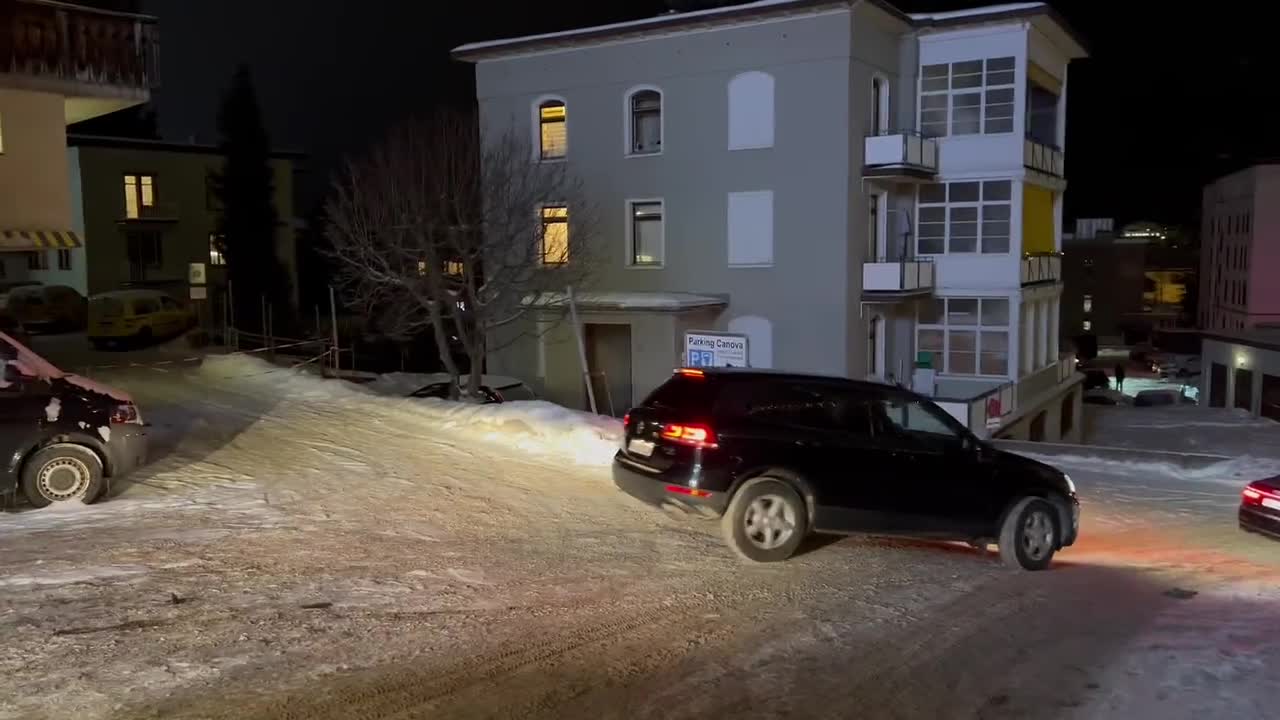 Ed eccolo qui Klaus Schwab il patron del WEF a Davos, ...