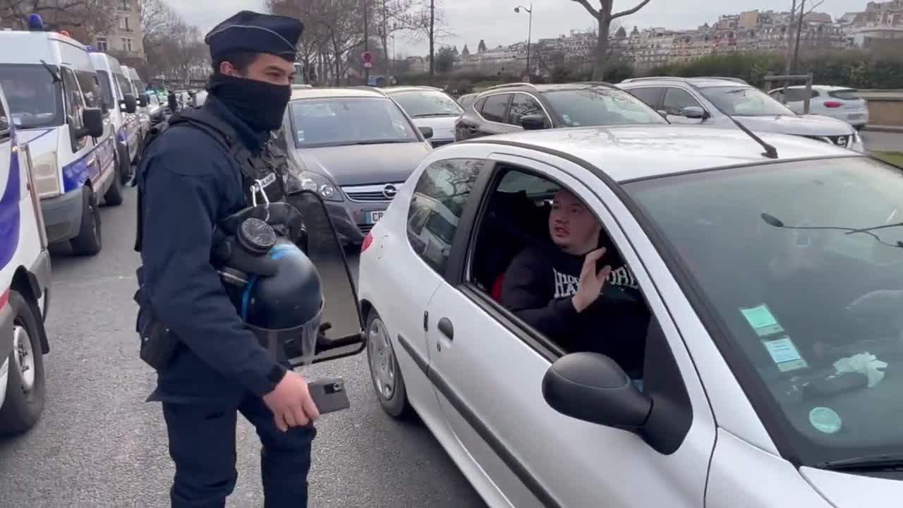 Macron's minions photographing number plates of anyone near the Eiffel tower protest