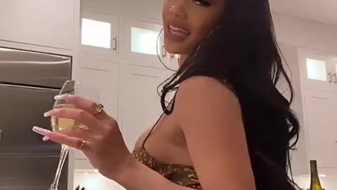 Saweetie Dancing in elegant sexy dress [Short]