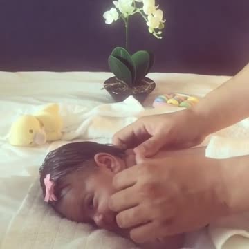 Bebé recién nacido disfruta de un masaje relajante