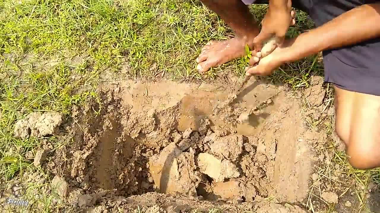 Amazing Hole Fish Trap- Smart Boy Build Fish Trap By Muddy soil ..