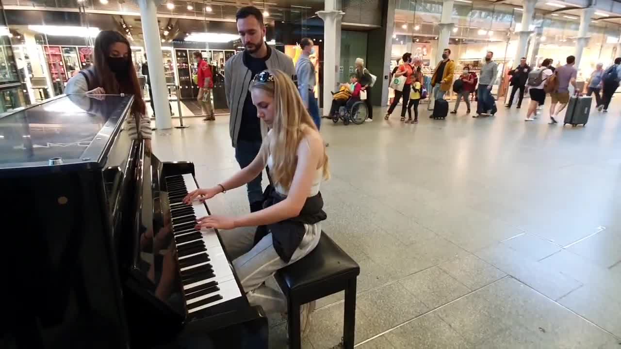 Ella, The Interstellar Girl Plays An Amazing Cover On Public Piano