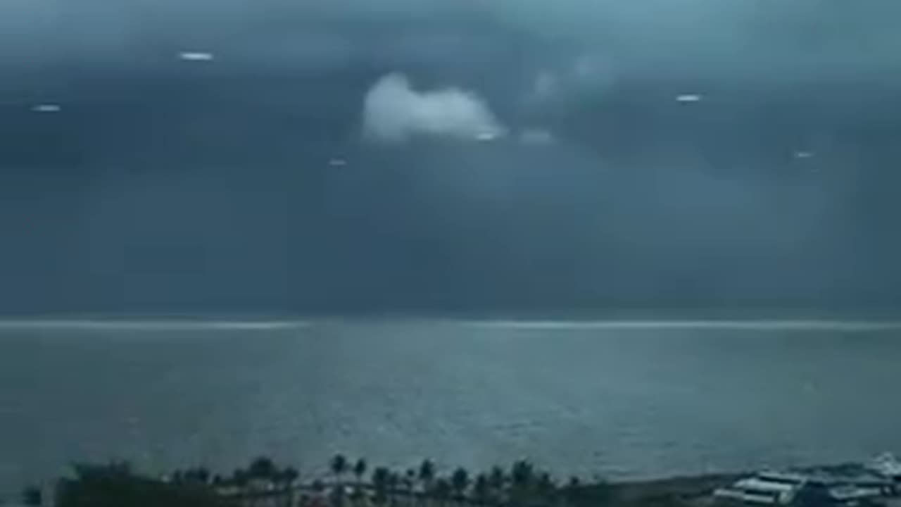 strange objects in the sky; Near the capital of the Philippines, Manila!