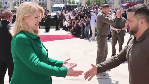 E. Chmelár nenechal nitku suchú na Zelenskom, Čaputovej i známej spisovateľke: NIE STE PÁN ZEMEGULE!