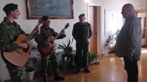 Αντί για κάλαντα οι φαντάροι τραγούδησαν Ρουβά στο δήμαρχο Βόλου,Μπέο.