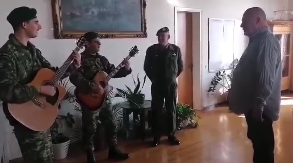 Αντί για κάλαντα οι φαντάροι τραγούδησαν Ρουβά στο δήμαρχο Βόλου,Μπέο.