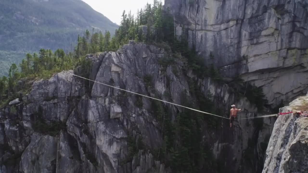 World Record Free Solo - Insane Slacklining!