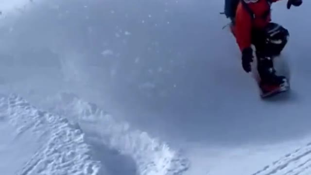 An immersive experience in the woods is just one turn away from happiness #jones_snowboards#2