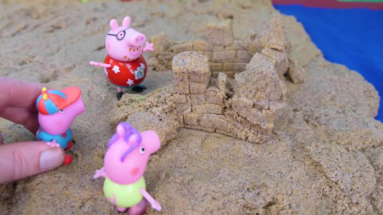 Peppa Pig at the Beach finds Dinosaur Fossils Toy Learning Video for Kids!