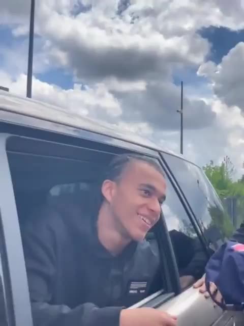 “Will you join Real Madrid this summer?”. Ethan Mbappé: “No”.