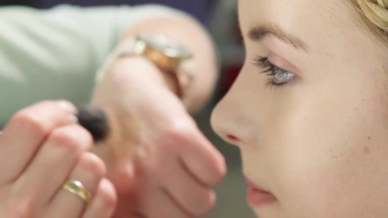 Quickly eye makeup.