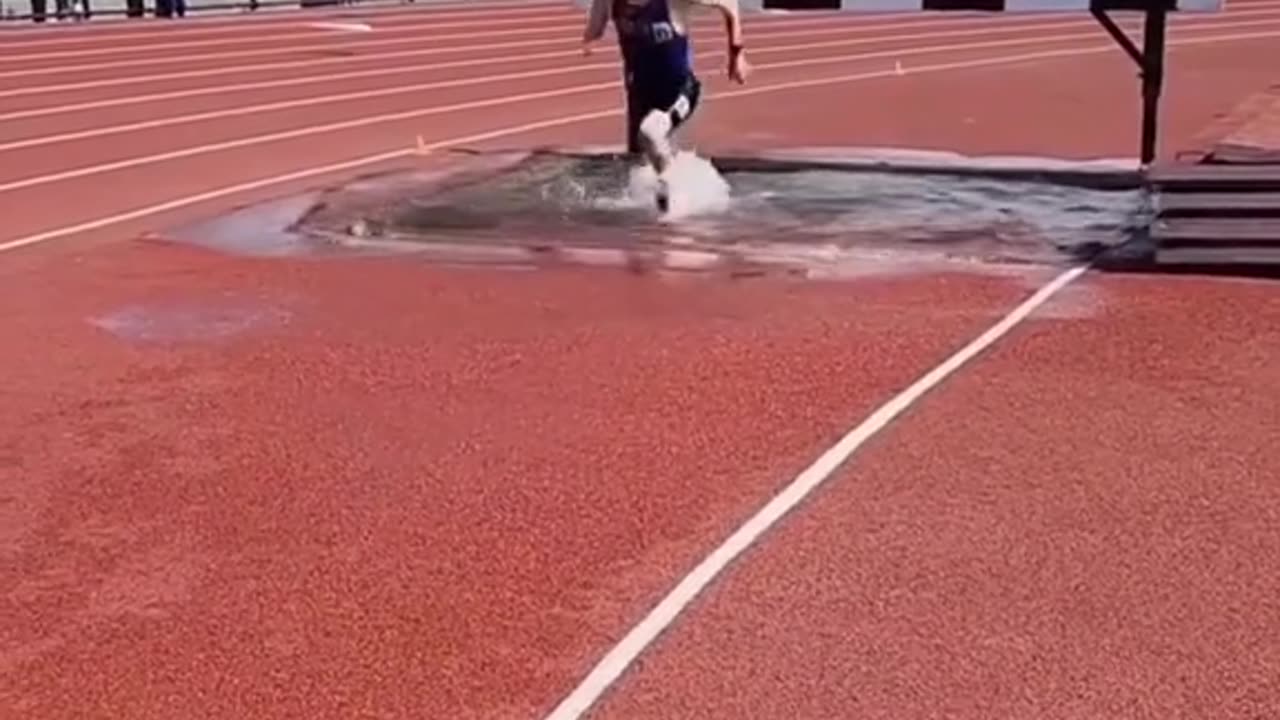 There’s nothing like steeplechase 😂 (via niacc_athletics/IG crazyethan75/IG) #trackandfield #steeple