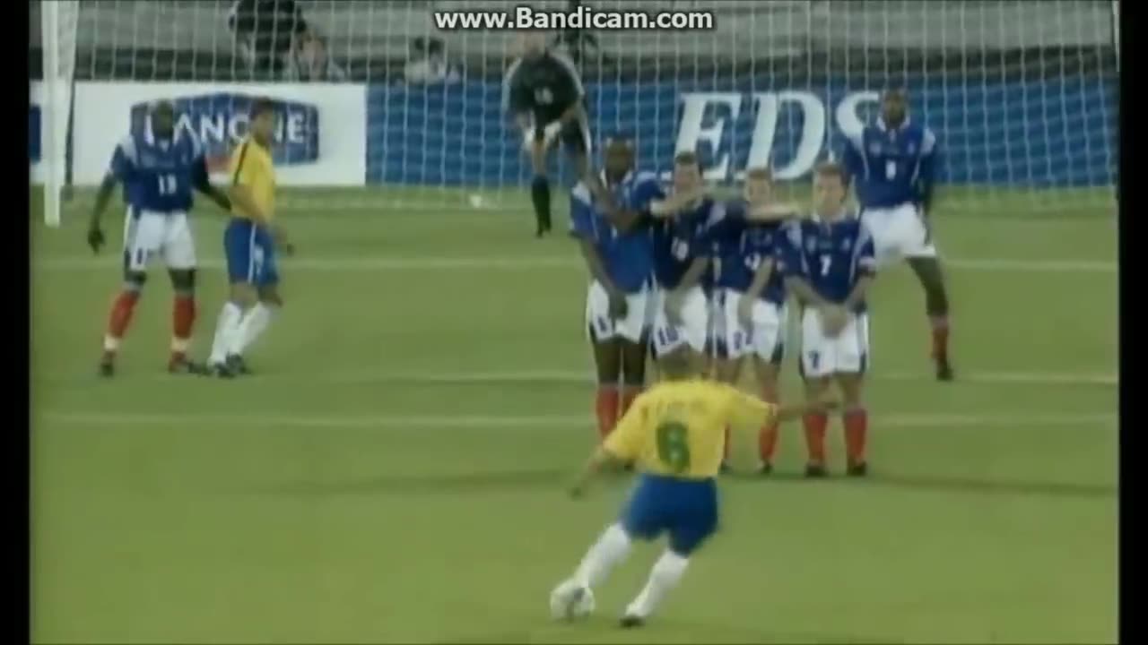 Crazy free kick Roberto Carlos