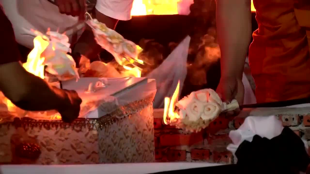 Thai massacre victims cremated