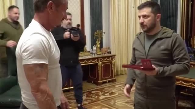 Actor Sean Penn gives his Oscar to Zelensky