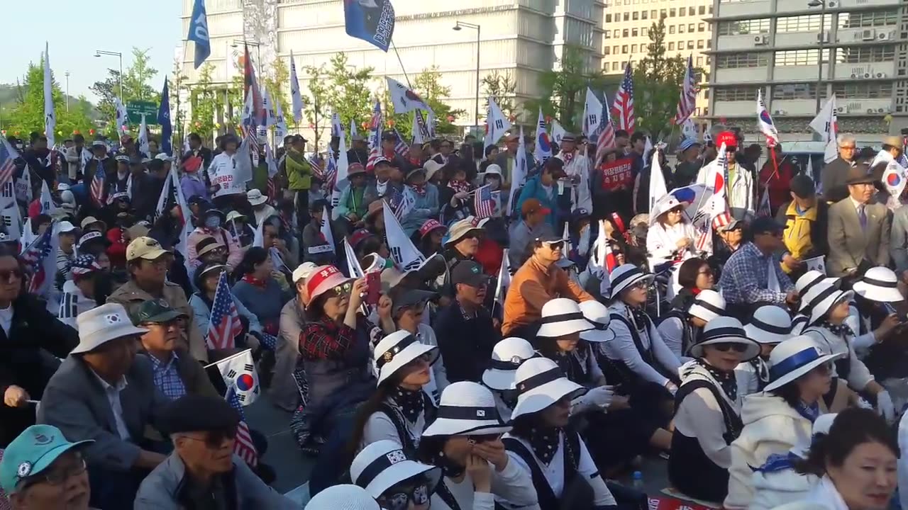 20180429_V3_S11(xSL6tvaLNf0)외국 젊은이들 집회리듬애 맞춰 신나게 춤을 추며 댓글 조작 주범 문재인을 즉각 특검 구속하라!!!