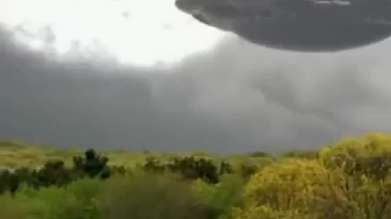 UFO ENTERS A SECRET PORTAL IN AREA 51