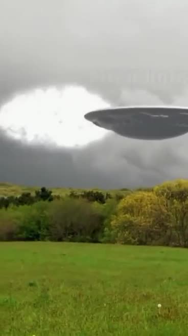 UFO ENTERS A SECRET PORTAL IN AREA 51