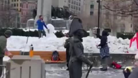 Freedom Convoy, Ottawa - Protesters cleaning up the snow