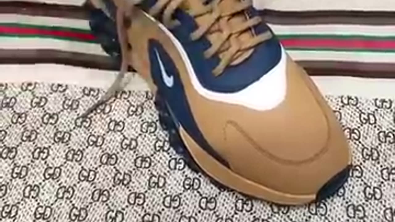 How to tie the shoe laces in style 😱.