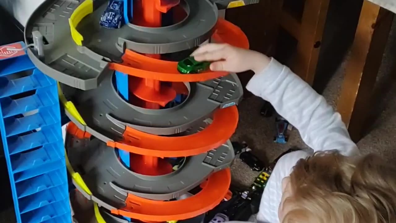 Hot wheels mega garage