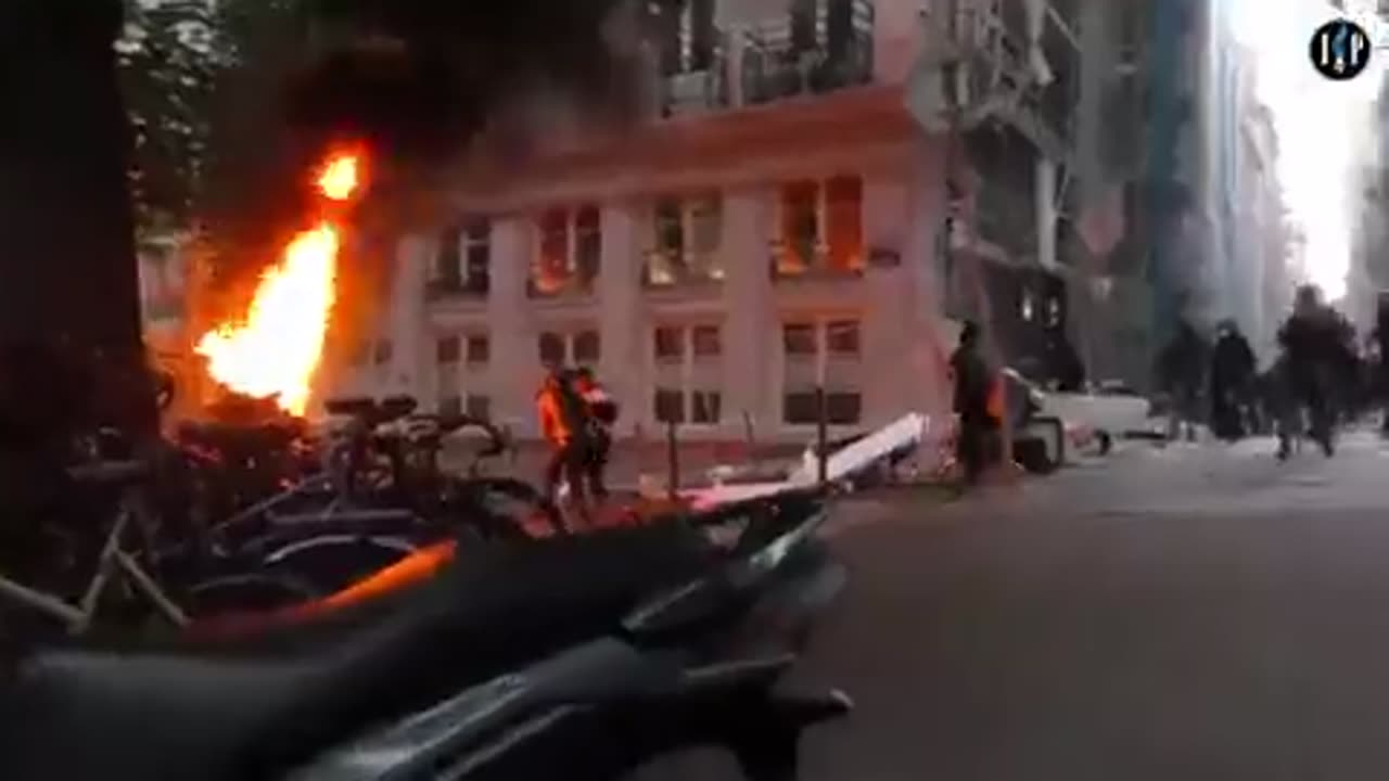 🇫🇷Liberalna starsza Francuzka błaga policję, by nie aresztowała demonstrantów, którzy od wielu