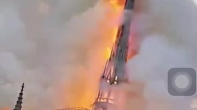 Así fue el derrumbe de la aguja de la torre principal de la catedral que se incendió en París