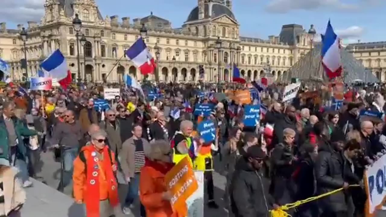 March in Paris against arms supplies to Kiev. Protesters tears NATO flags & shows Leave NATO posters