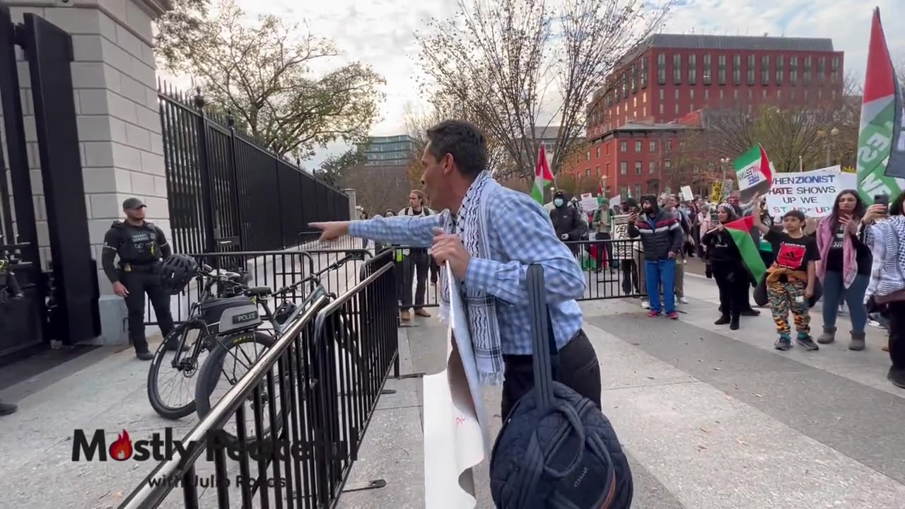 Man Outside The White House Screams At Secret Service To Bring Out Joe Biden: 'War Criminal!… MFer!'